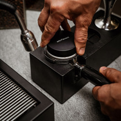 La Pavoni Leveler – Professional coffee distributor (black)