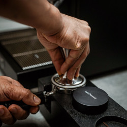 La Pavoni Leveler – Professional coffee distributor (black)